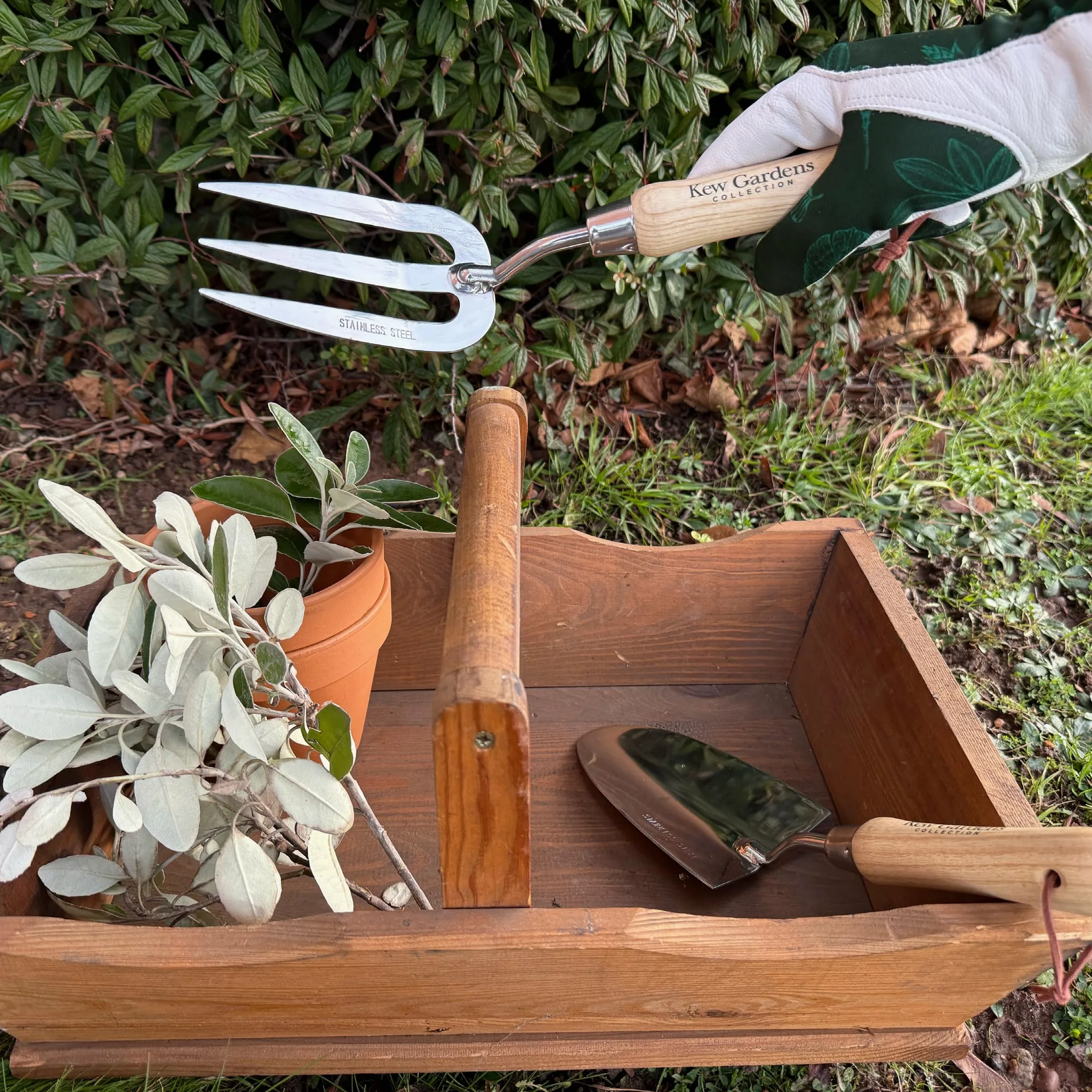 Spear & Jackson 3055KEW Coffret Cadeau Botanique Kew Gardens – Plantoir et Fourchette à Désherber en Acier Inoxydable avec Poignées en Bois FSC et Gants de Jardinage à Paume en Cuir