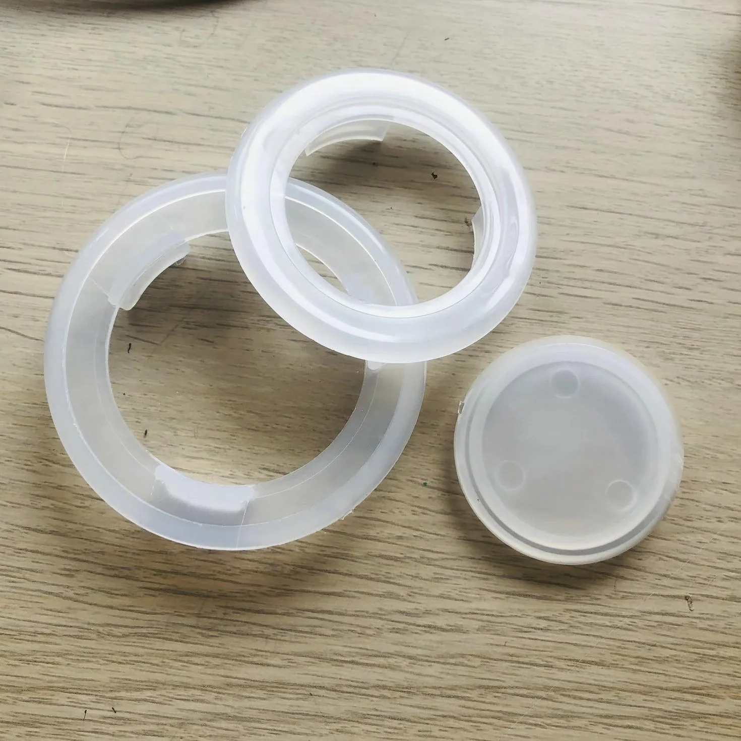 Amazleer Lot de 2 inserts de table de parasol 5,1 cm avec capuchon anneau standard blanc 42 mm-65 mm