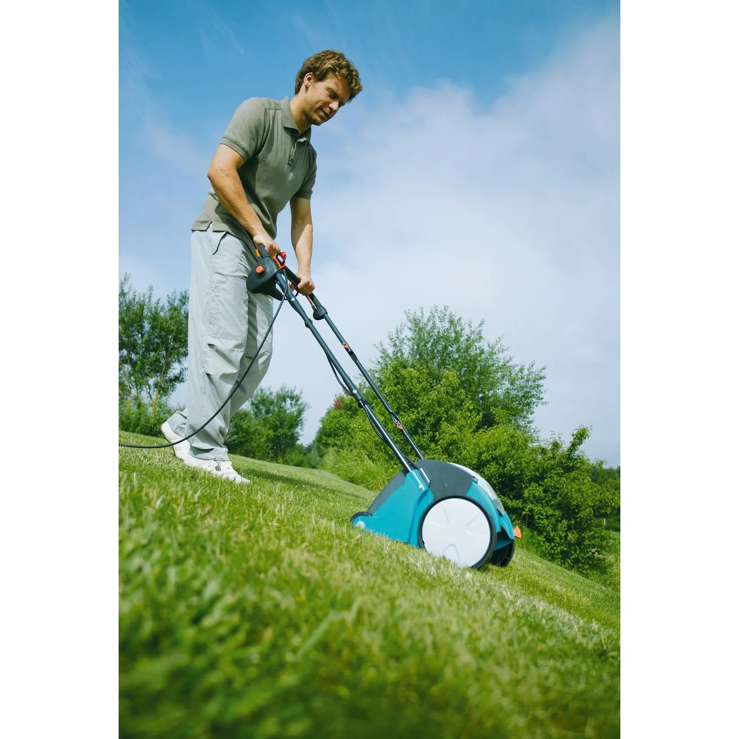 Scarificateur électrique EVC 1000 Gardena : aérateur de pelouse avec largeur de travail 30 cm, 1000 W, surface de gazon jusqu'à 1000 m², levier de réglage, guidon divisible (4068-20), Standard