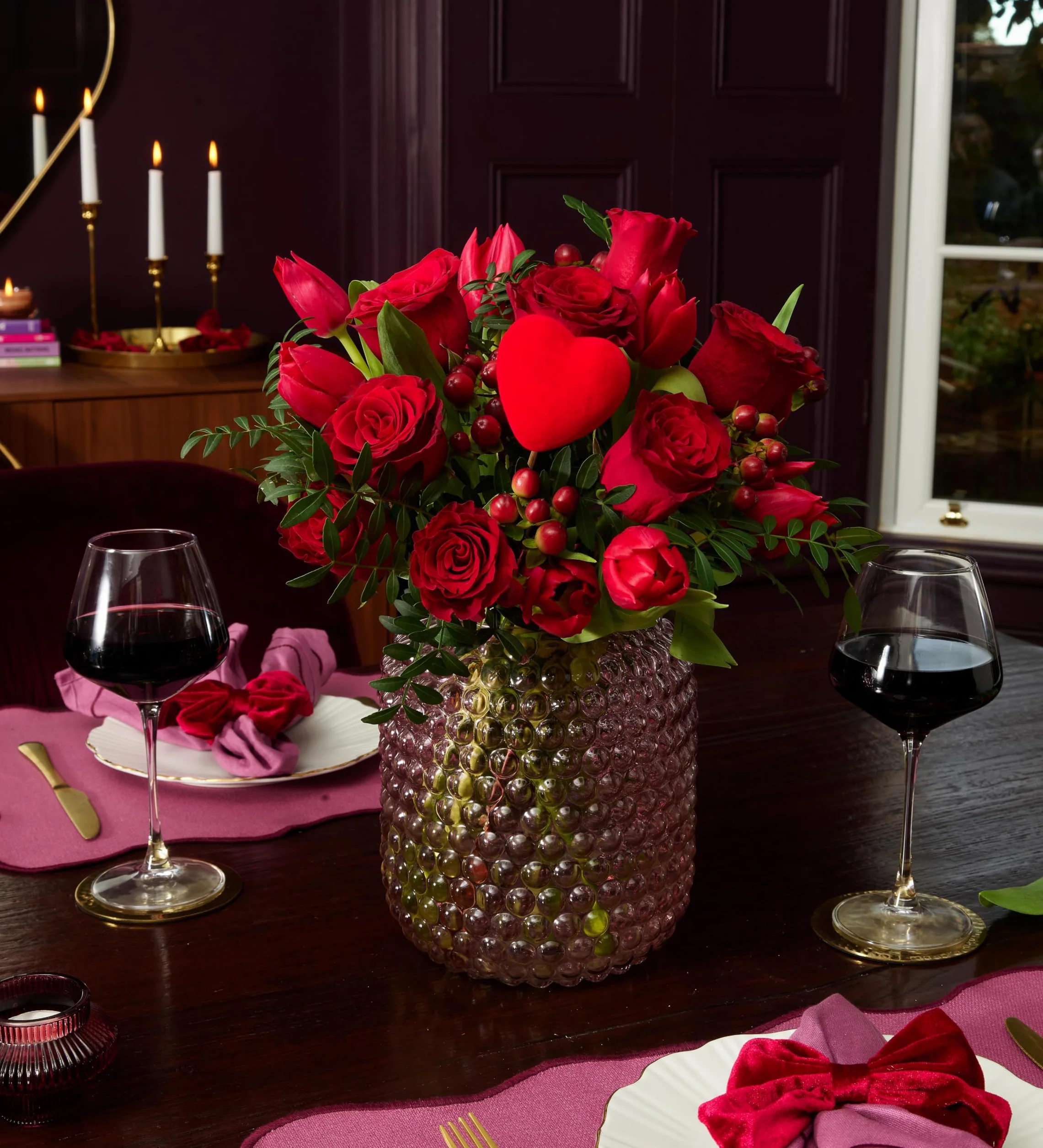 Bouquet de Saint-Valentin J'adore Roses rouges tulipes éclatantes baies rouges verdure