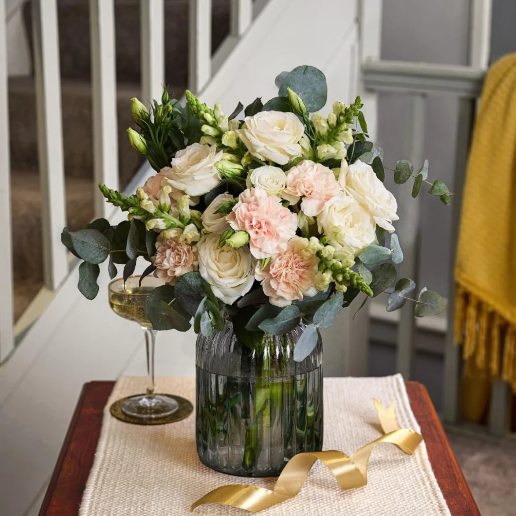 Ivory Harmony Arrangement de fleurs fraîches livré à la main Cadeau élégant livraison le jour suivant Idéal anniversaire condoléances moyen