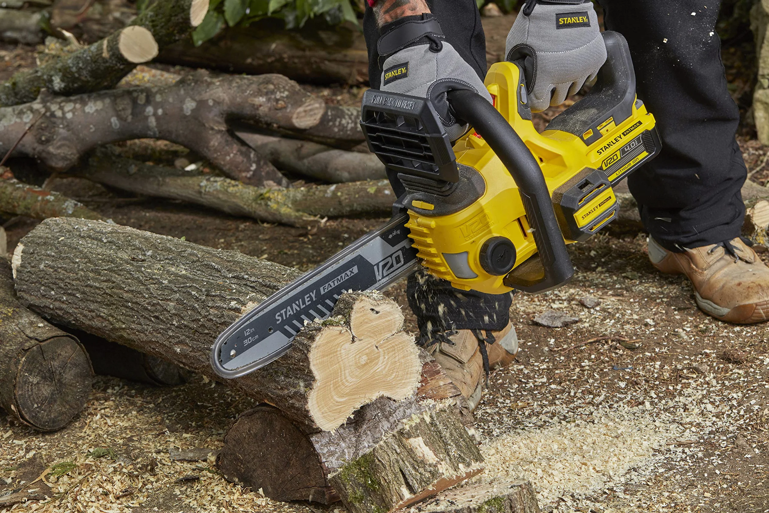 STANLEY FATMAX Tronçonneuse à batterie Lithium, longueur barre et capacité de coupe 30 cm, double poignée 18 V 2.0 Ah, SFMCCS630M1-QW