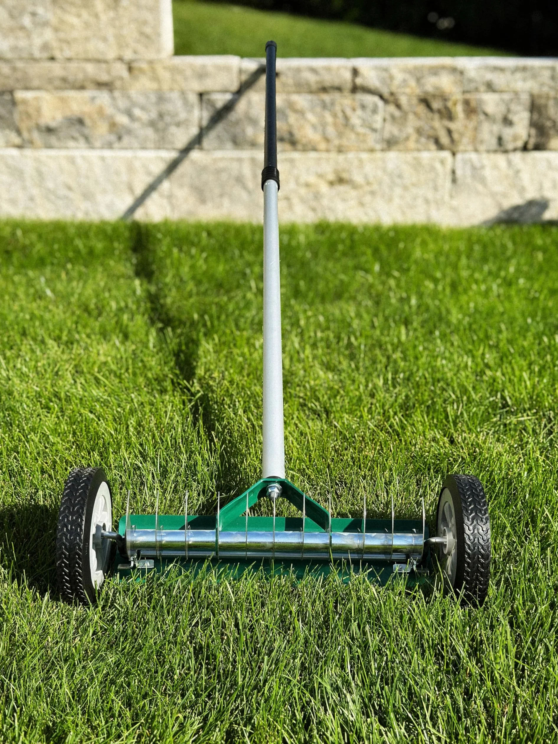 DAYGREEN Scarificateur manuel VT-32 - Éliminateur de mousse et de mauvaises herbes avec 11 lames en acier inoxydable - Largeur de travail de 32 cm - Roues à roulement doux pour la pelouse