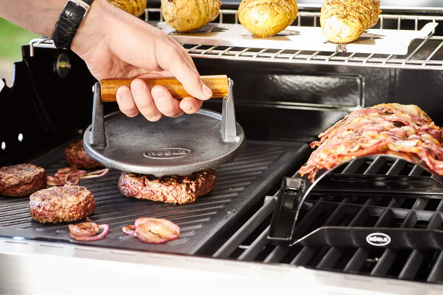 RÖSLE Poids à Barbecue en Fonte, Manche en Bois, 17,5 cm pour Hamburgers et Steaks