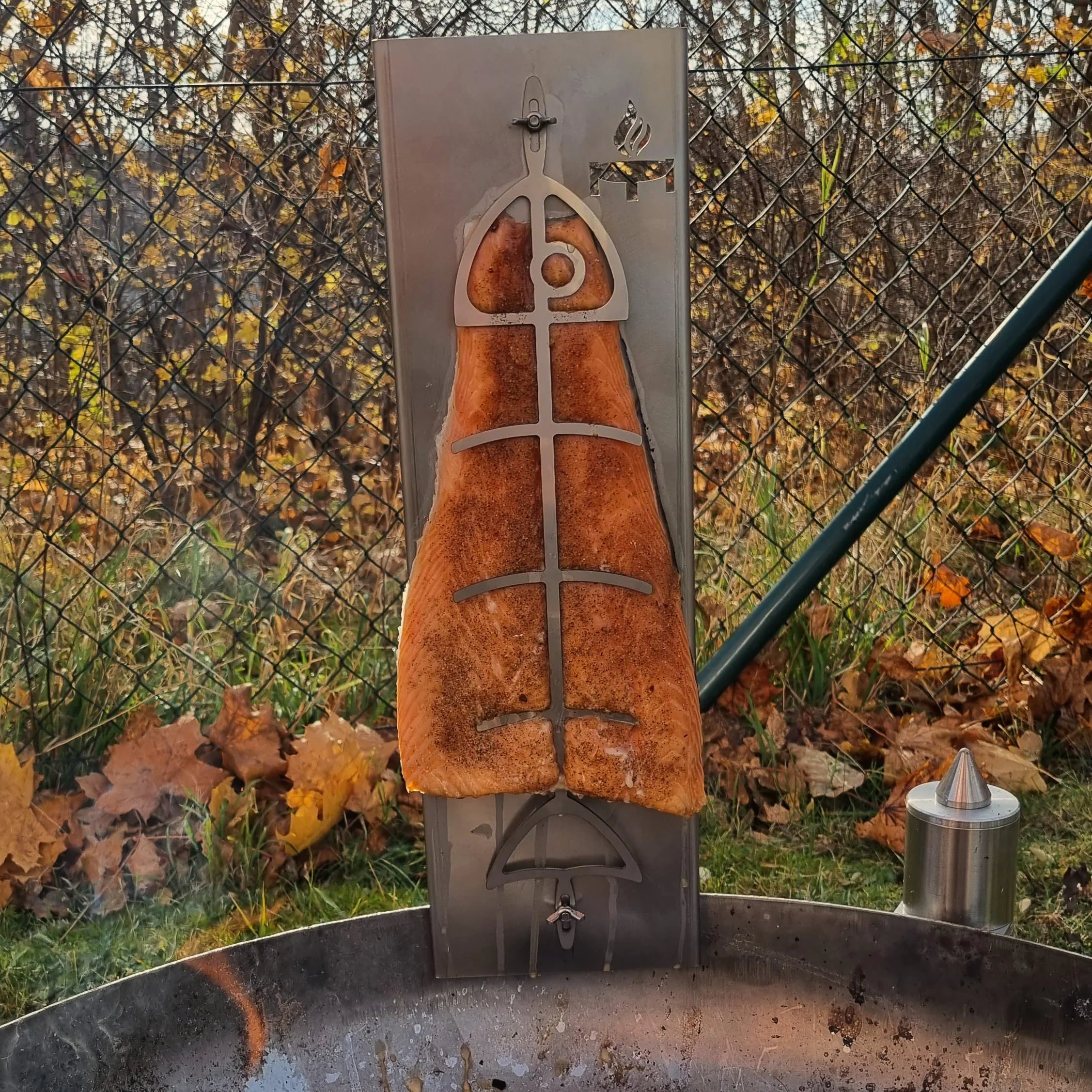 Fire World Planche à saumon flammé acier inoxydable 180° réversible accessoire barbecue brasero