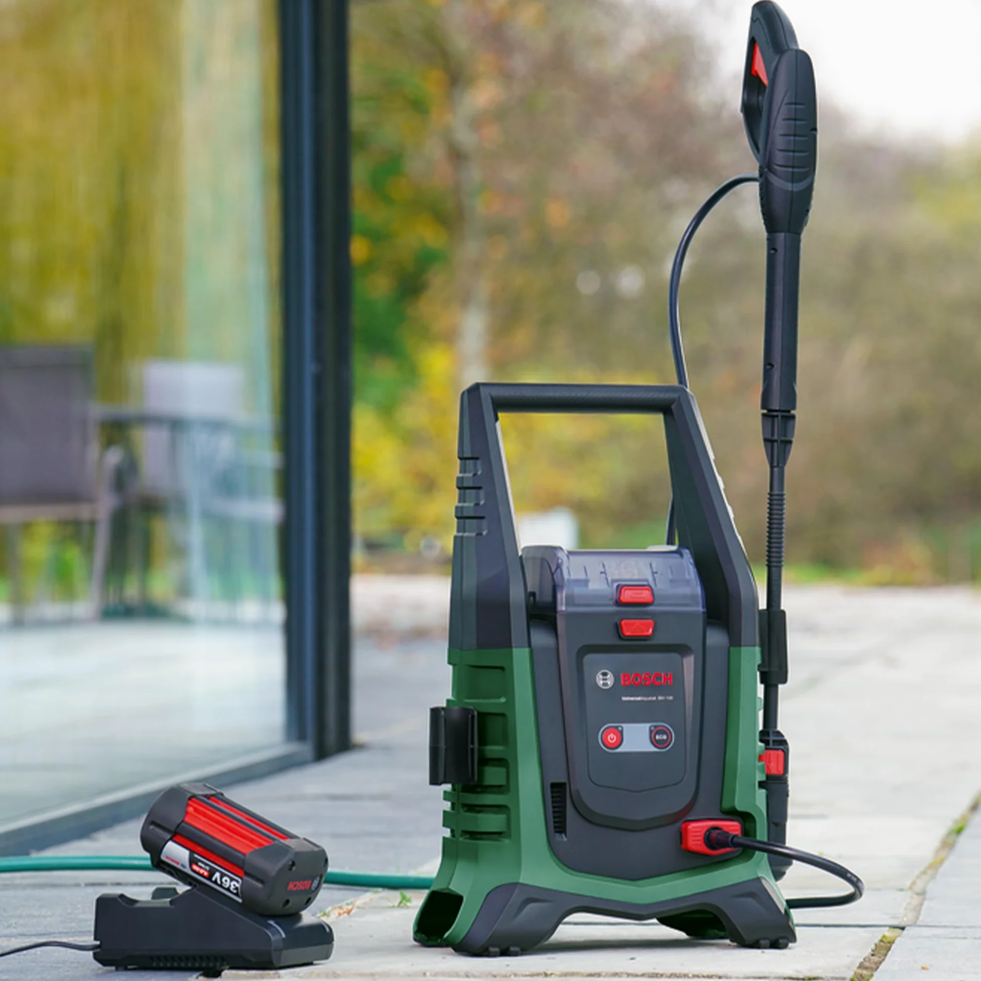 Bosch Set de nettoyage haute-pression sans fil et mobile UniversalAquatak 36V-100 (Pour un nettoyage efficace; système 36 Volt; jusqu'à 45 minutes d'autonomie; kit d'auto-amorçage; sans batterie)