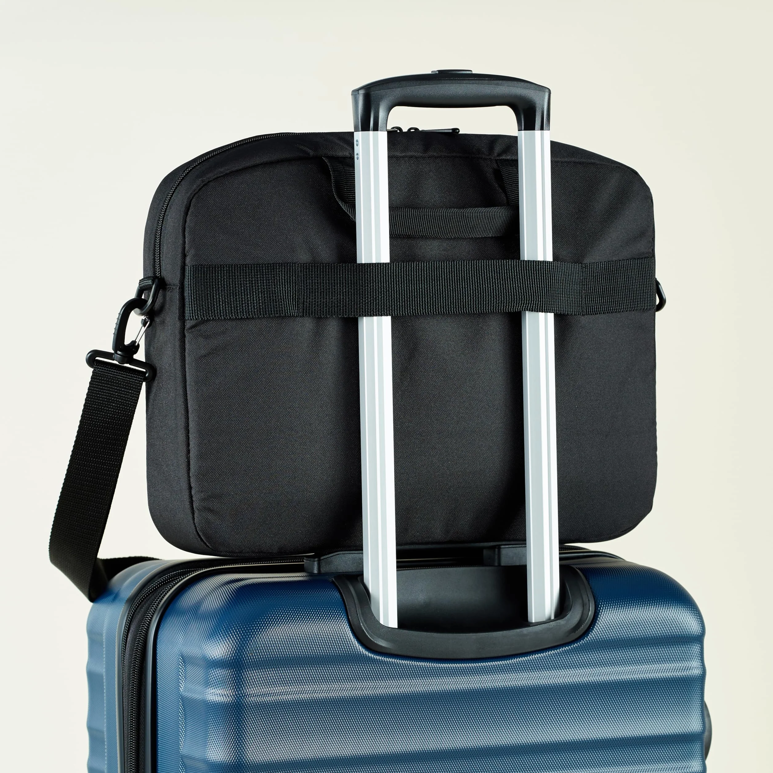 Amazon Basics Sac à bandoulière Compact Ordinateur Portable 15,6 Pouces 40 cm Noir