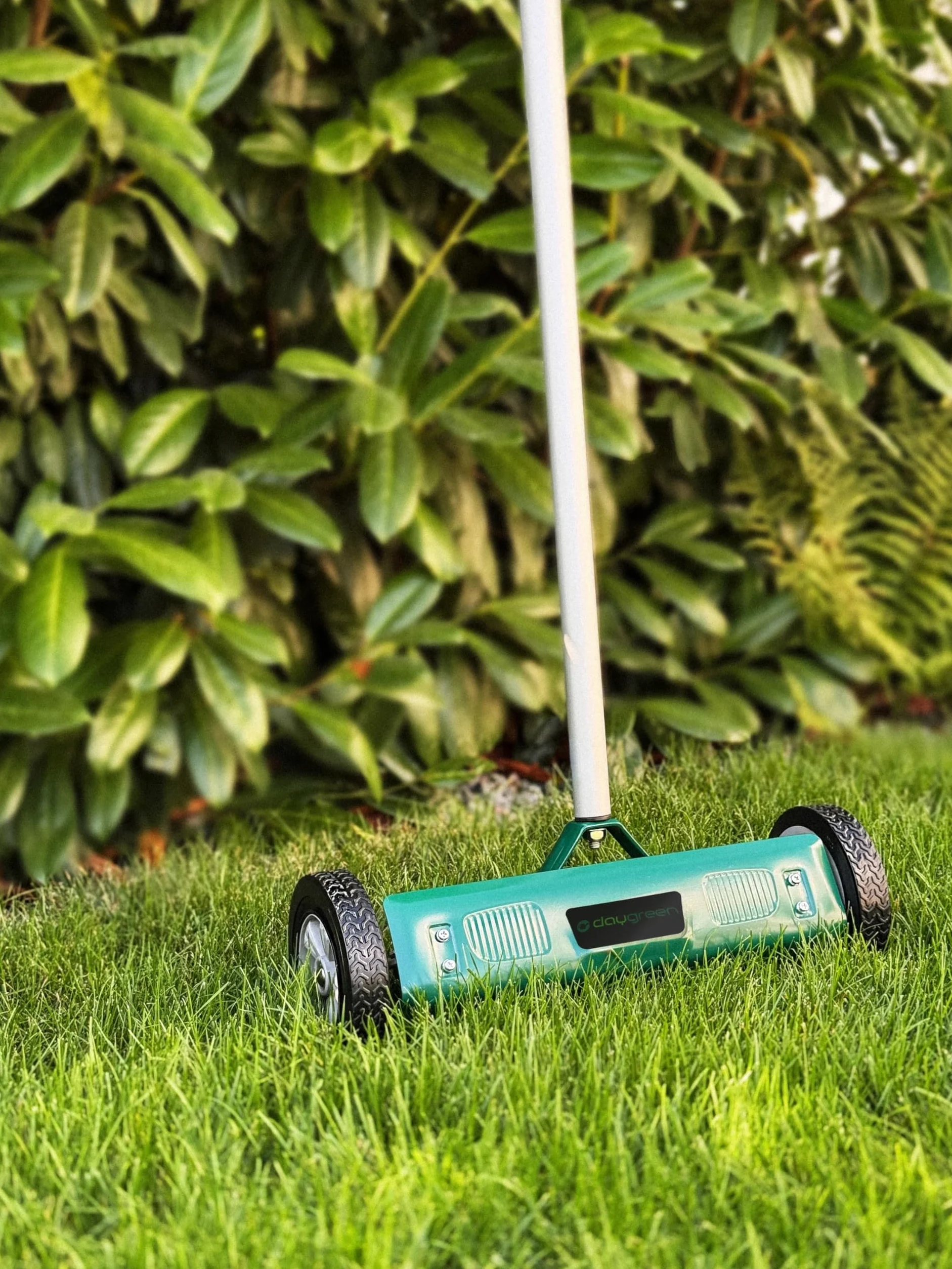 DAYGREEN Scarificateur manuel VT-32 - Éliminateur de mousse et de mauvaises herbes avec 11 lames en acier inoxydable - Largeur de travail de 32 cm - Roues à roulement doux pour la pelouse