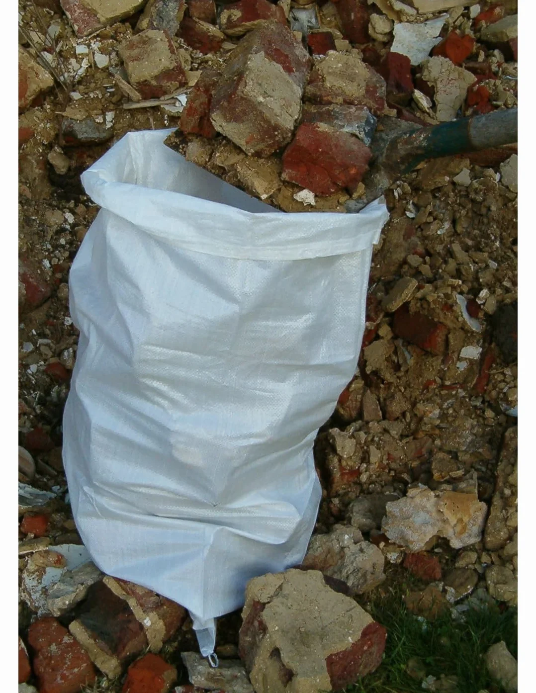 200 Sacs à Gravats, 55 x 95cm, 55kg, Résistant et Réutilisable, En polypropylène tissé blanc, Sable, Terre, Gravier, Jardinage, Chantier, Déchets de constructions